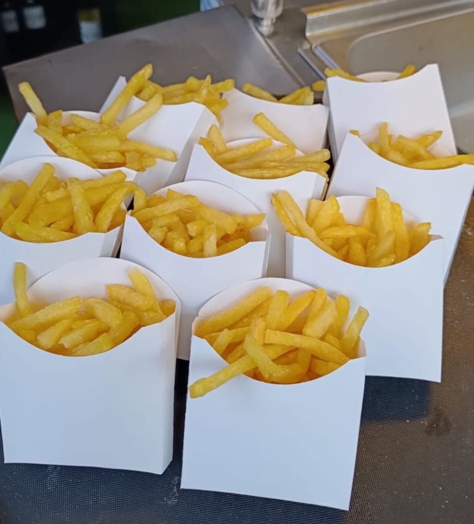 Combo carro de churrascos y papas fritas